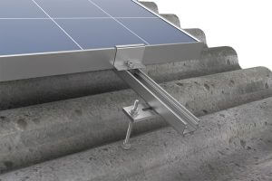 Modulo em cima do perfil de alumínio no telhado de fibrocimento