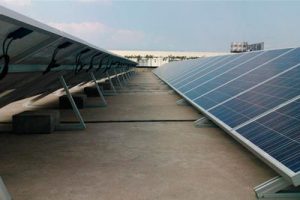 módulos de energia solar em cima de um telhado plano